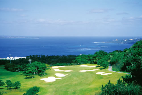 ベルビーチゴルフクラブ 18H 6,564Y P72 '91年開場 宮里兄弟が通って腕を磨いたコースとして知られる。各ホールから東シナ海に浮かぶ小島の眺めが楽しめる沖縄でも屈指の海の美しいコース。