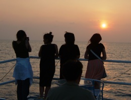 南シナ海のロマンチックな夕陽をバックに