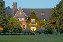 ジ・アメリカンクラブ 陶磁器メーカー“コーラー社”により1998年に作られたミシガン湖畔に広がる一大ゴルフリゾート。 ジ・アメリカンクラブはチューダー様式の石造りが特徴で、アーリーアメリカン調のシックなホテル。