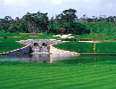 嵐山ゴルフ倶楽部 18H 6,930Y P72 新井剛設計 '91年開場 カトレヤの花や沖縄本島を形どったバンカーなど「旅の思い出」の名物ホールが続く沖縄でも有数なタフなコースです。